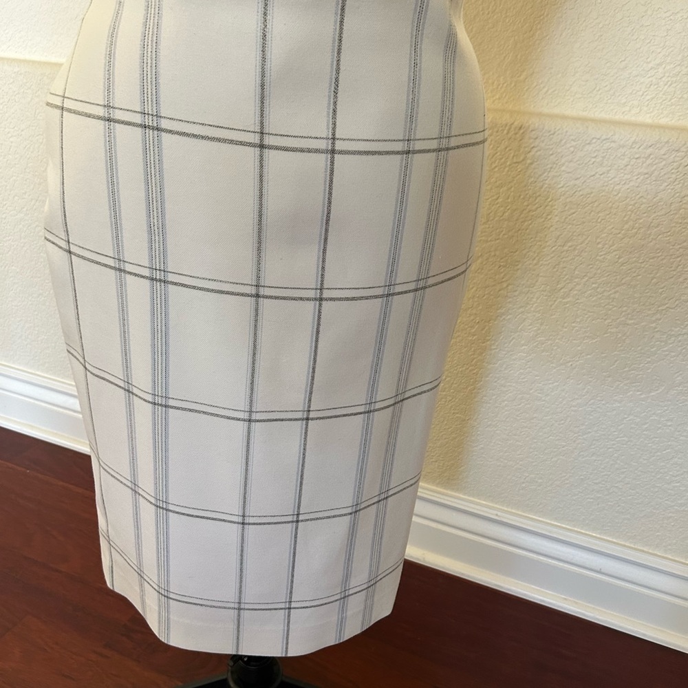 Pencil skirt. White House black market, size 8 ivory.